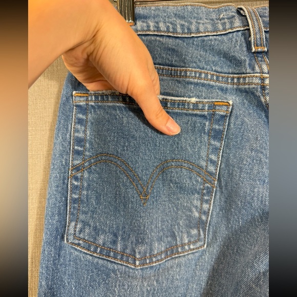 Levi's Wedgie Fit Straight Leg Distressed Raw Hem Jeans - Picture 7 of 14